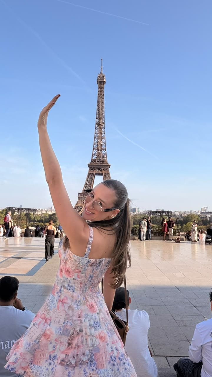 Foto da Insânia em Paris, com a Torre Eiffel ao fundo